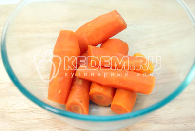 Морковь вымыть и отварить до готовности. Остудить и очистить