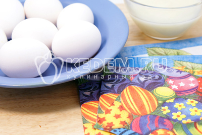 Яйца отварить до готовности и остудить. Приготовить яйца, салфетки и клейстер из муки