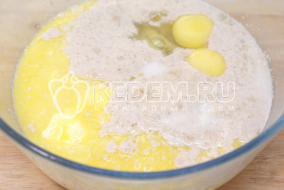 Добавить растопленное сливочное масло, яйца, сахар, соль, сметану