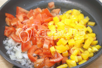 Добавить кубиками нарезанные помидоры и болгарский перец. Готовить 2-3 минуты до мягкости перца