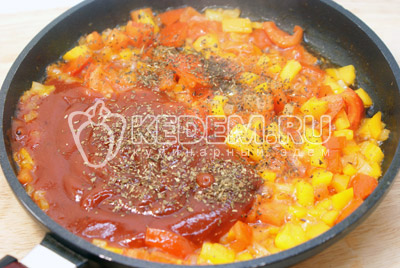 В сковороду добавить томатную пасту и базилик. Посолить и поперчить