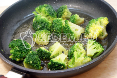 Выложить на сковороду соцветия брокколи и обжаривать 3-5 минут, до готовности