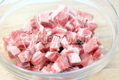 Мясо порезать кубиками