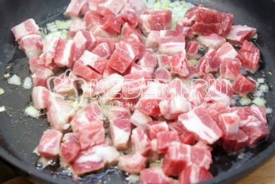 Добавить мясо и обжаривать 5-7 минут