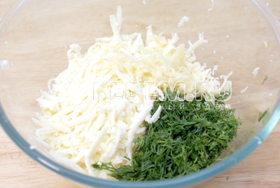 Адыгейский сыр натереть на терке, добавить мелко нашинкованный укроп и прессованный чеснок. 
