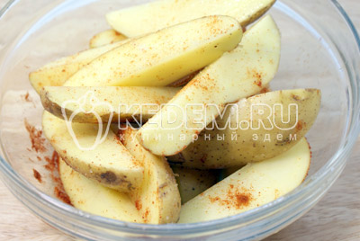 Каждую картофелину разрезать на дольки, посолить и приправить красным перцем