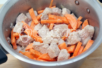 Добавить брусочками порезанную морковь и 100 г воды. Тушить на среднем огне 10-12 минут