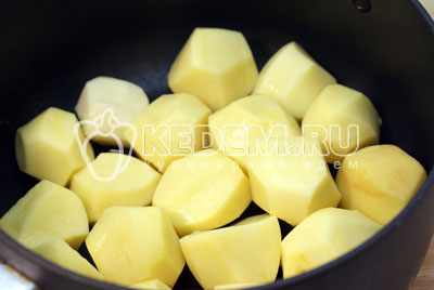 Картофель заранее очистить и отварить в подсоленной воде до готовности