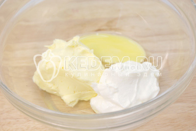 Яйцо, подтаявшее сливочное масло и сметану смешать в миске