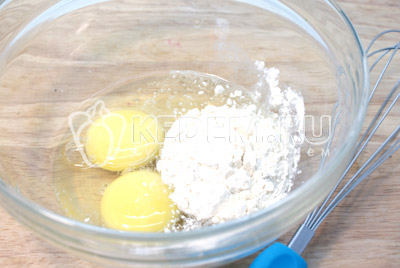 Яйца взбить в миске с мукой и немного посолить