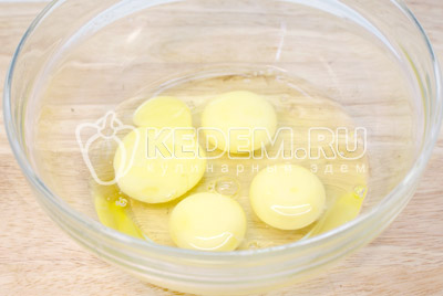Яйца взбить с сахаром в плотную пену