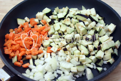 Баклажан и морковь вымыть и нарезать кубиками. Лук мелко нашинковать. Обжарить 3-5 минут на растительном масле лук, баклажаны и морковь. 