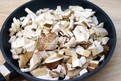 Мелко нашинковать лук, грибы порезать ломтиками. Обжарить лук с грибами на растительном масле 3-5 минут