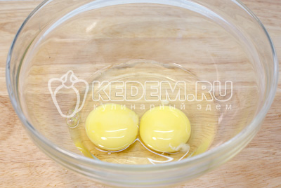 Яйца взбить в миске, добавить теплый кефир, сахар, соль
