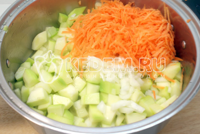 Добавить кубиками порезанный лук и тертую морковь. Обжаривать еще 2 минуты