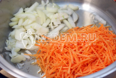 Лук мелко нашинковать, морковь натереть на терке и обжаривать с оставшимся маслом 2-3 минуты