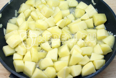 Лук мелко нашинковать, картофель нарезать кубиками и вместе обжарить на растительном масле 3-5 минут, помешивая