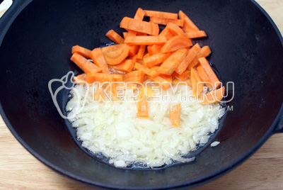 На растительном масле обжарить мелко нашинкованную луковицу и соломкой нарезанную морковь
