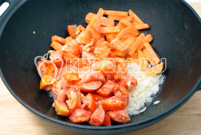 Добавить кубиками помидоры, томатную пасту. 