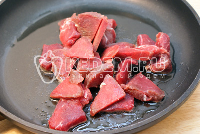 Мясо порезать небольшими кусочками и обжарить на растительном масле