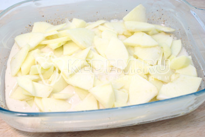 Выложить слоем ломтики яблок