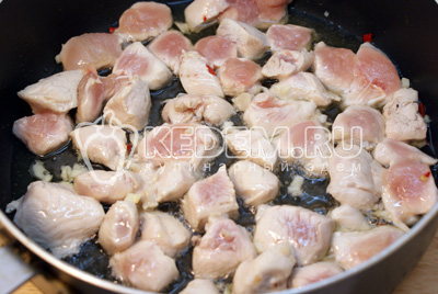 Добавить кусочками нарезанное куриное филе. Обжаривать 2-3 минуты