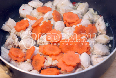 Добавить ломтиками нарезанную морковь