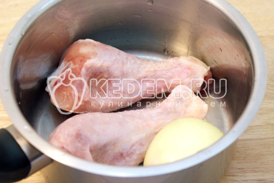 Вымытые кусочки курицы и половинку луковицы, залить холодной водой и довести до закипания. Снять пену и убавить огонь. Варить 30-40 минут