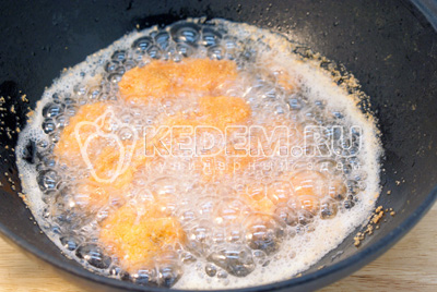 Окунуть кусочки рыбы в яйцо и обвалять в сухарях. Обжаривать в раскаленном масле до золотистой корочки. Выложить в миску