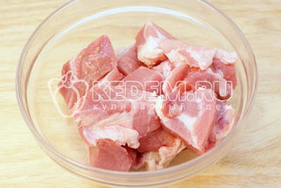 Мясо порезать кусками и пропустить через мясорубку