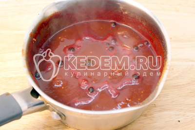 Приготовить соус. Смешать в кастрюльке томатную пасту, специи, воду. Добавить сахар и соль по вкусу. Варить на медленном огне 20-30 минут