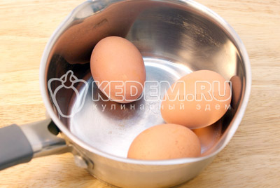 Яйца отварить до готовности