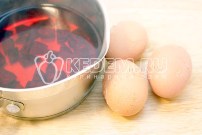 Свеклу очистить и порезать кубиками, добавить половину стакана воды и добавить яйца. Варить со свеклой на медленном огне 10-15 минут