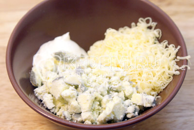 В миске смешать тертый сыр, измельченные желтки, тертый чеснок и майонез. Хорошо перемешать
