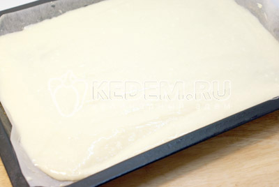 Вылить тесто на противень с пергаментом (предварительно смазанный сливочным маслом). Выпекать в разогретой до 180 градусов С духовке примерно 25 минут