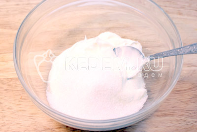 Сделать крем из сметаны и сахара