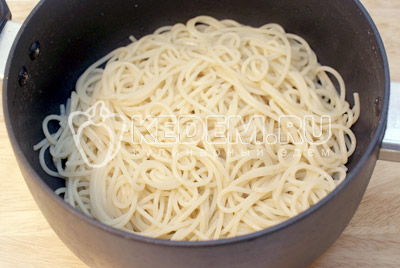 Спагетти отварить в подсоленной воде, откинуть на дуршлаг и заправить сливочным маслом