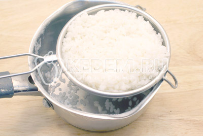 Рис отварить до полуготовности и слить воду