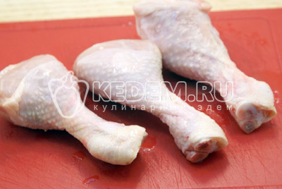 Куриные голени хорошо вымыть и высушить. Натереть солью и перцем
