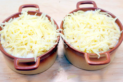 Залить соусом, посыпать орехами и небольшим количеством сыра