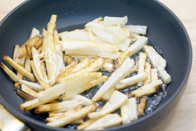 Картофель очистить и нарезать тонкой соломкой, обжарить на растительном масле и обсушить на салфетках