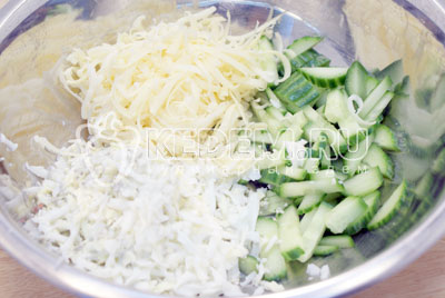 В миске смешать тертые отварные яйца, тертый сыр и соломкой нарезанный огурец