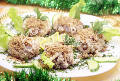 Салат с кальмарами «Шарманка» готов