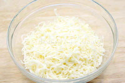 Сыр натереть на средней терке