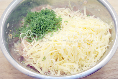 В миску с фаршем добавить соль, перец и чеснок. Добавить мелко нашинкованный укроп и тертый сыр. 