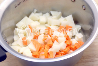 Картофель и морковь очистить и нарезать кубиками