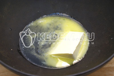 В казане или сковороде разогреть растительное масло, добавить сливочное