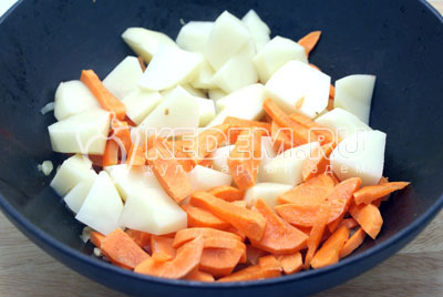 Добавить кубиками нарезанный картофель и соломкой нарезанную морковь, залить 1/2 часть бульона и тушить на среднем огне 5-7 минут
