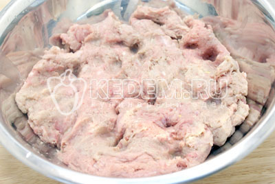 Мясо с луком перемолоть в блендере или мясорубке