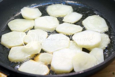 Для гарнира картофель очистить нарезать ломтиками, обжарить на растительном масле, до румяной корочки